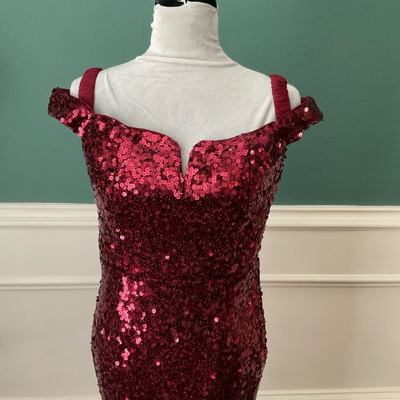 Maniju off the shoulder sequin gown with high side slit. Large - Picture 13 of 16